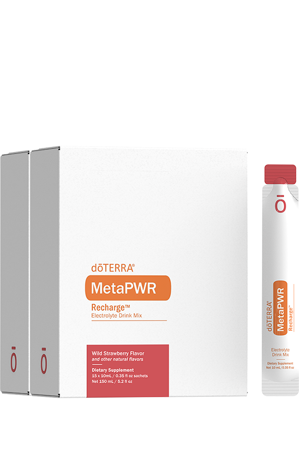 Boîte doTERRA MetaPWR Recharge, saveur fraise sauvage, avec un sachet individuel rouge à droite.
