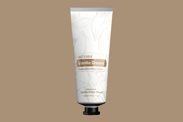 Tube de crème à mains restauratrice Vanilla Dream doTERRA, sur fond beige, avec design floral ton sur ton.