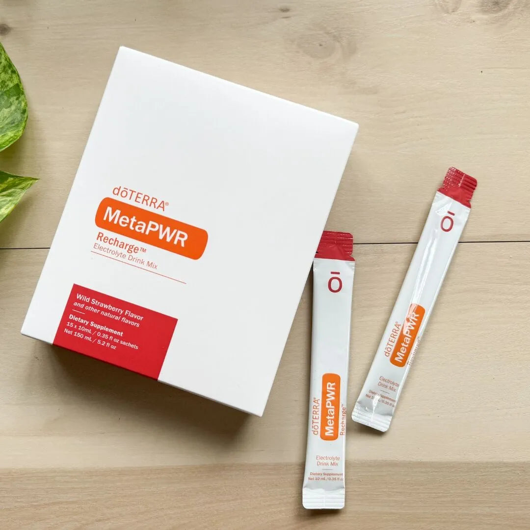 doTERRA MetaPWR Recharge, mélange d’électrolytes saveur fraise sauvage, boîte blanche avec 15 sachets individuels.