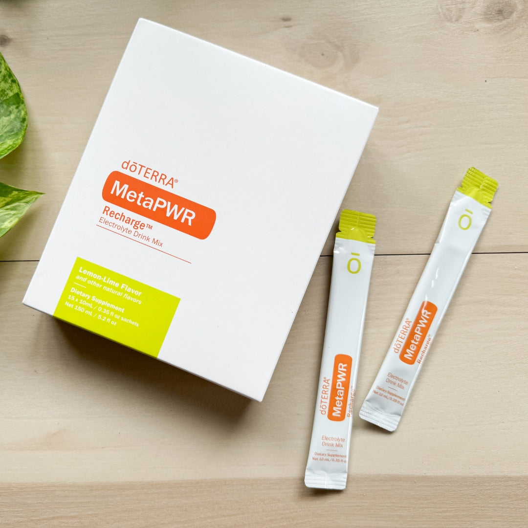 doTERRA MetaPWR Recharge, mélange d’électrolytes citron-lime, boîte blanche avec 2 sachets individuels.