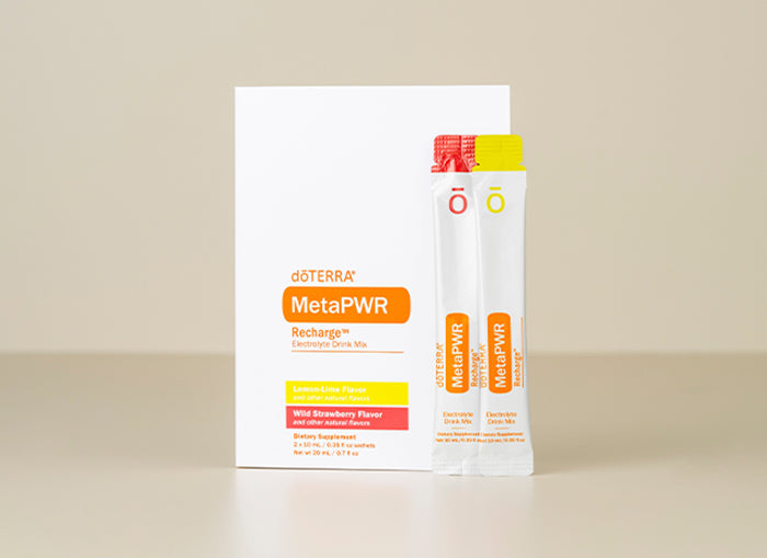 doTERRA MetaPWR Recharge, mélange d’électrolytes, duo saveurs citron-lime et fraise sauvage, boîte avec 2 sachets visibles.