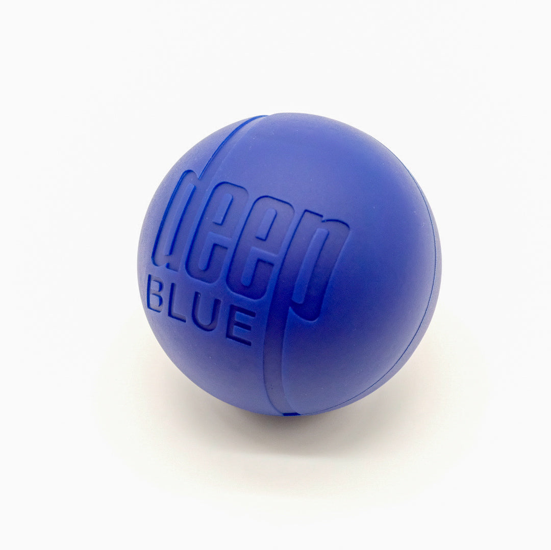 Balle de massage bleue Deep Blue avec logo en relief.