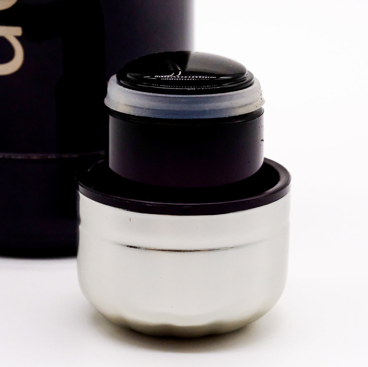 Détail du bouchon intérieur noir et argenté d’une bouteille isotherme doTERRA.