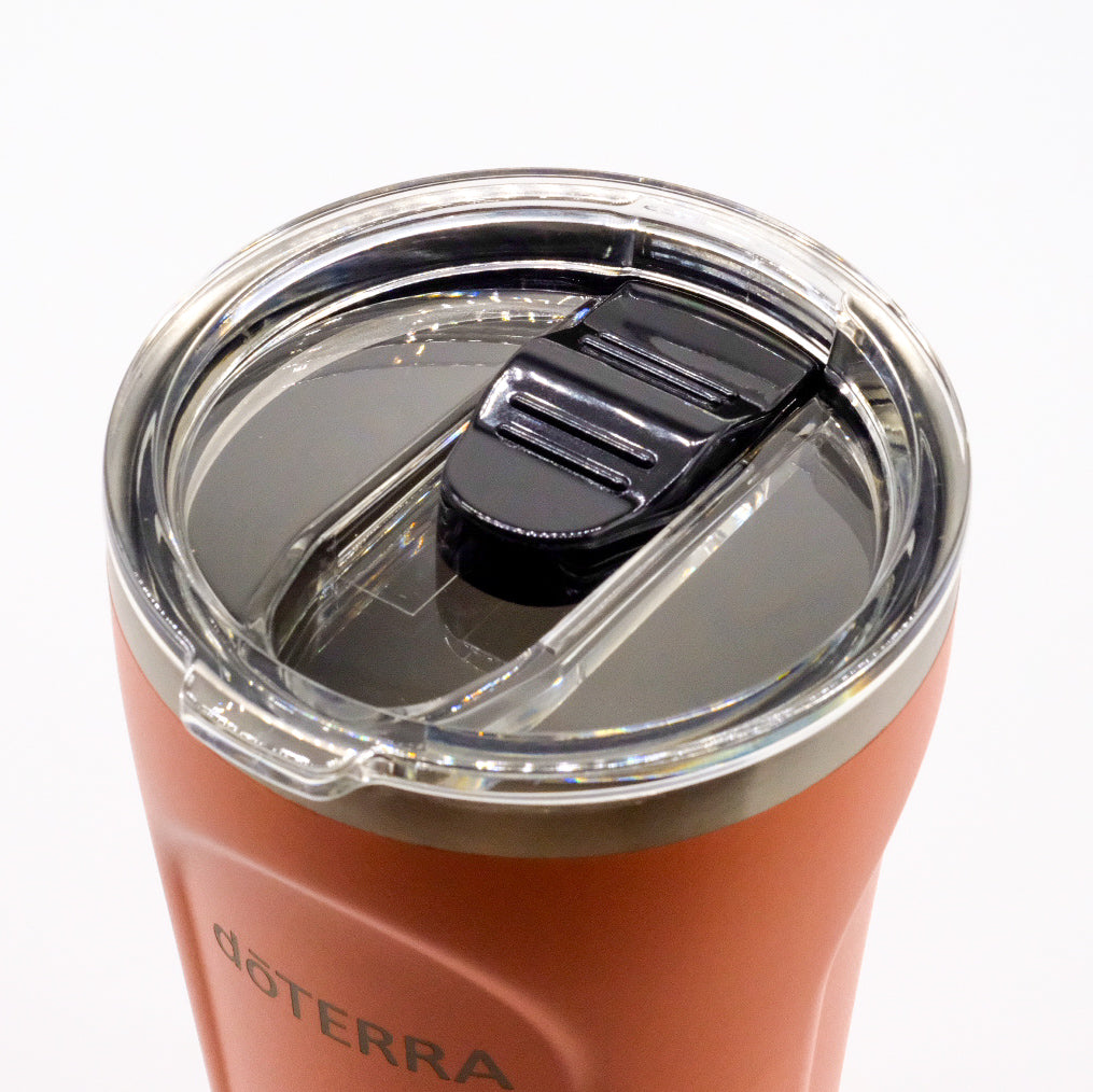 Détail du couvercle transparent avec ouverture coulissante sur une bouteille isotherme orange doTERRA.