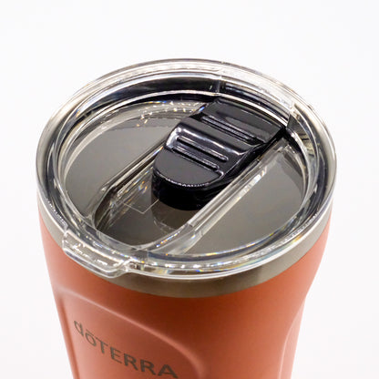 Détail du couvercle transparent avec ouverture coulissante sur une bouteille isotherme orange doTERRA.