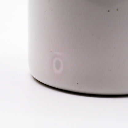 Gros plan sur le logo discret du Lava Basin 2-en-1 de doTERRA en céramique blanche.