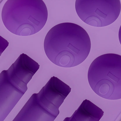Gros plan sur les empreintes rondes et de flacons d’un moule en silicone violet doTERRA.