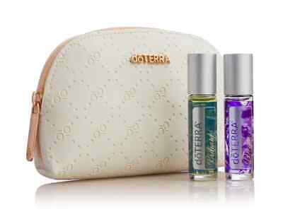 Duo Radiant et Dream doTERRA avec deux rouleaux à bille et une pochette crème texturée avec fermeture éclair dorée.