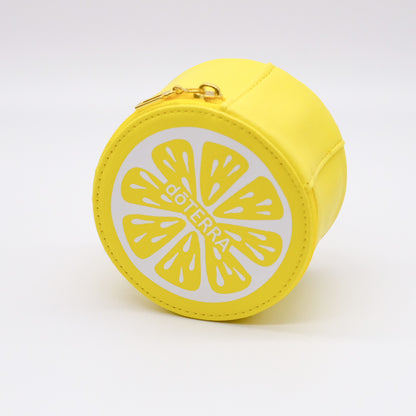 Étui rond jaune doTERRA avec fermeture éclair dorée et motif de tranche de citron blanc sur le devant.