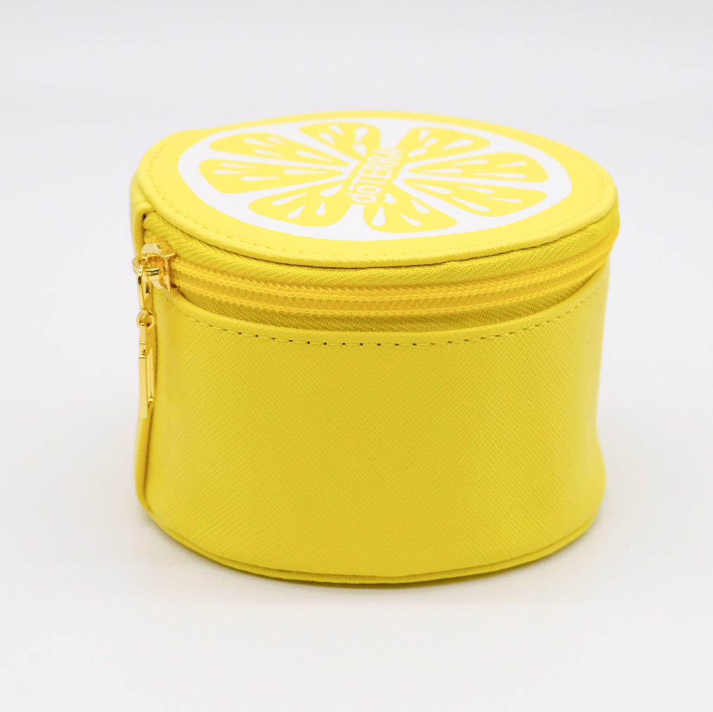Étui rond jaune doTERRA vu de face, avec fermeture éclair dorée et motif de tranche de citron sur le dessus.