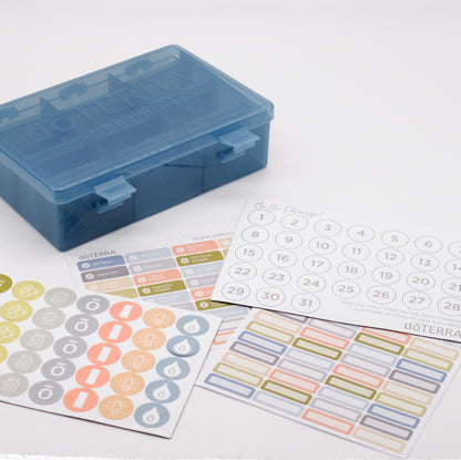 Grand pilulier bleu translucide doTERRA pour suppléments, présenté avec feuilles d’autocollants colorés et calendrier numéroté.