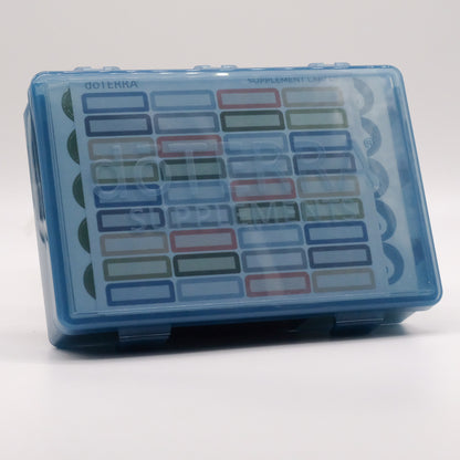 Grand pilulier bleu translucide doTERRA pour suppléments, avec feuille d’étiquettes multicolores visible à l’intérieur.