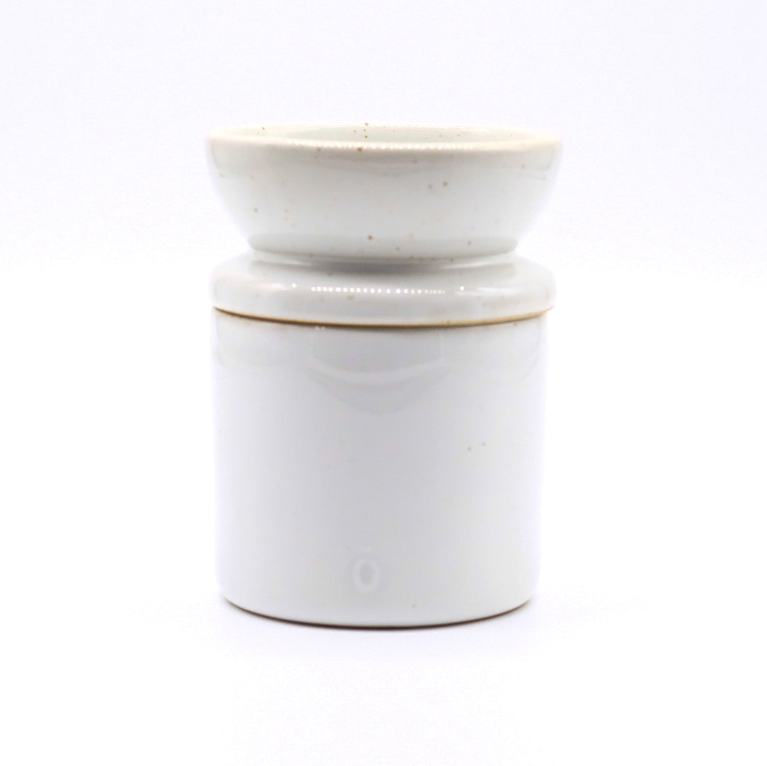 Lava Basin 2-en-1 de doTERRA en céramique blanche avec coupelle supérieure, vu de face sur fond blanc.