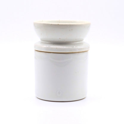 Lava Basin 2-en-1 de doTERRA en céramique blanche avec coupelle supérieure, vu de face sur fond blanc.