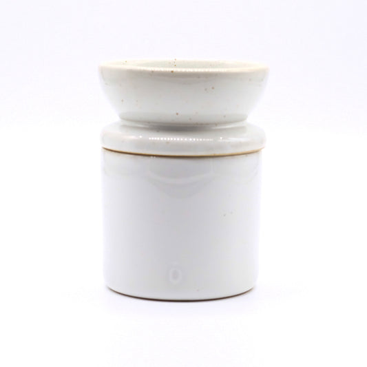 Lava Basin 2-en-1 de doTERRA en céramique blanche avec coupelle supérieure, vu de face sur fond blanc.