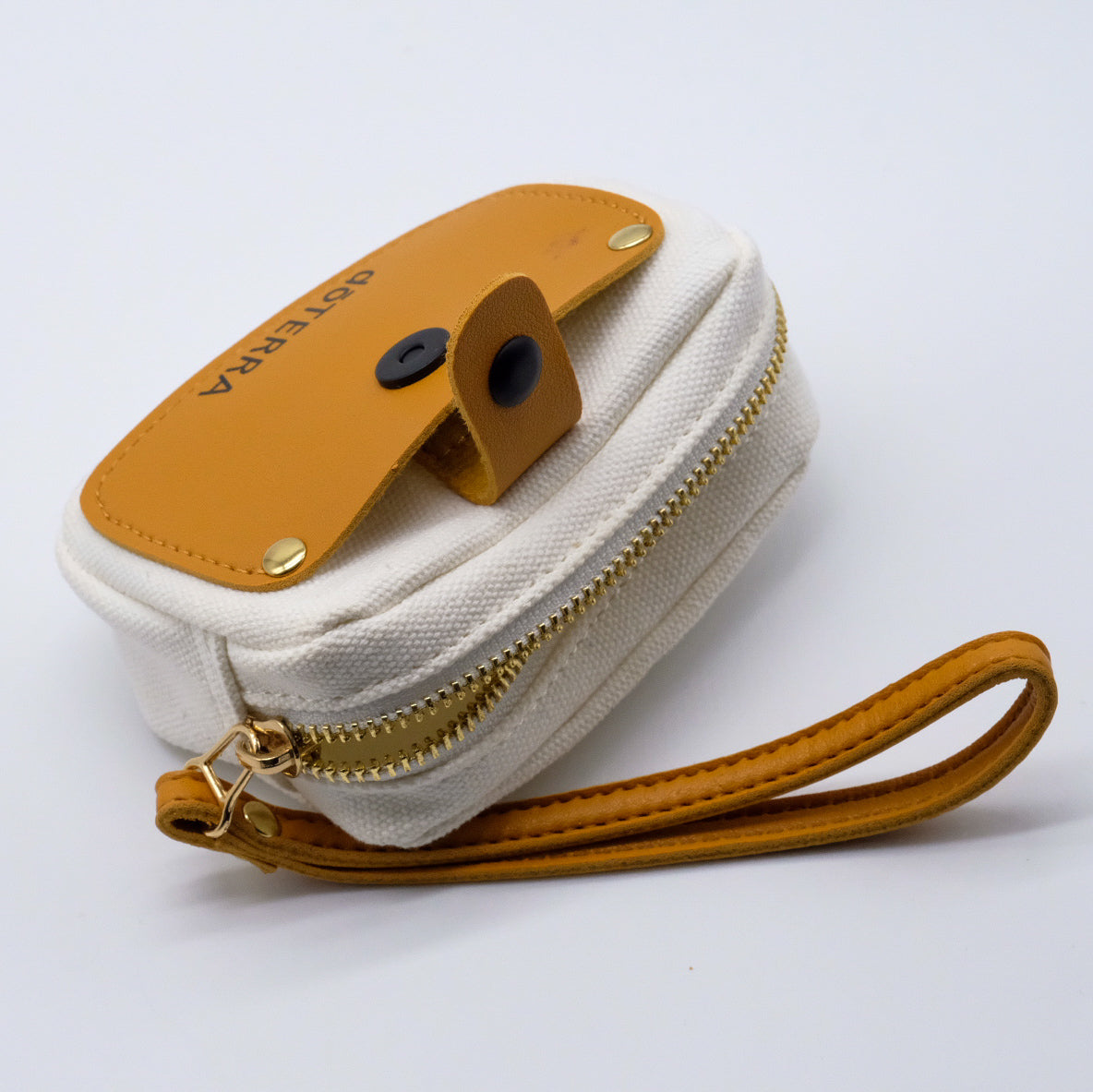 Mini étui blanc doTERRA avec rabat camel ouvert, fermeture éclair dorée et attache-poignet assortie.