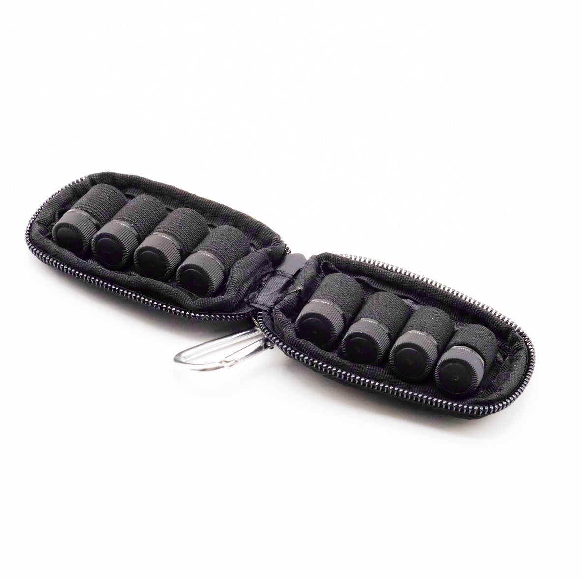 Mini étui noir doTERRA ouvert avec 8 petits flacons rangés dans des bandes élastiques et un mousqueton métallique.