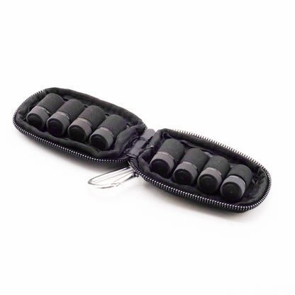 Mini étui noir doTERRA ouvert avec 8 petits flacons rangés dans des bandes élastiques et un mousqueton métallique.