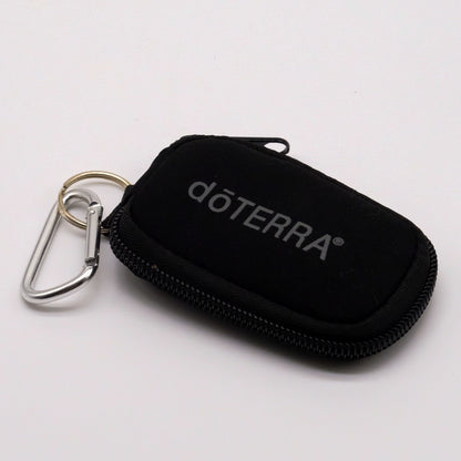 Mini étui noir doTERRA avec fermeture éclair et mousqueton métallique, présenté fermé sur fond blanc.