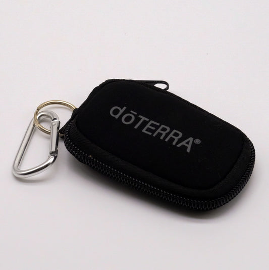Mini étui noir doTERRA avec fermeture éclair et mousqueton métallique, présenté fermé sur fond blanc.