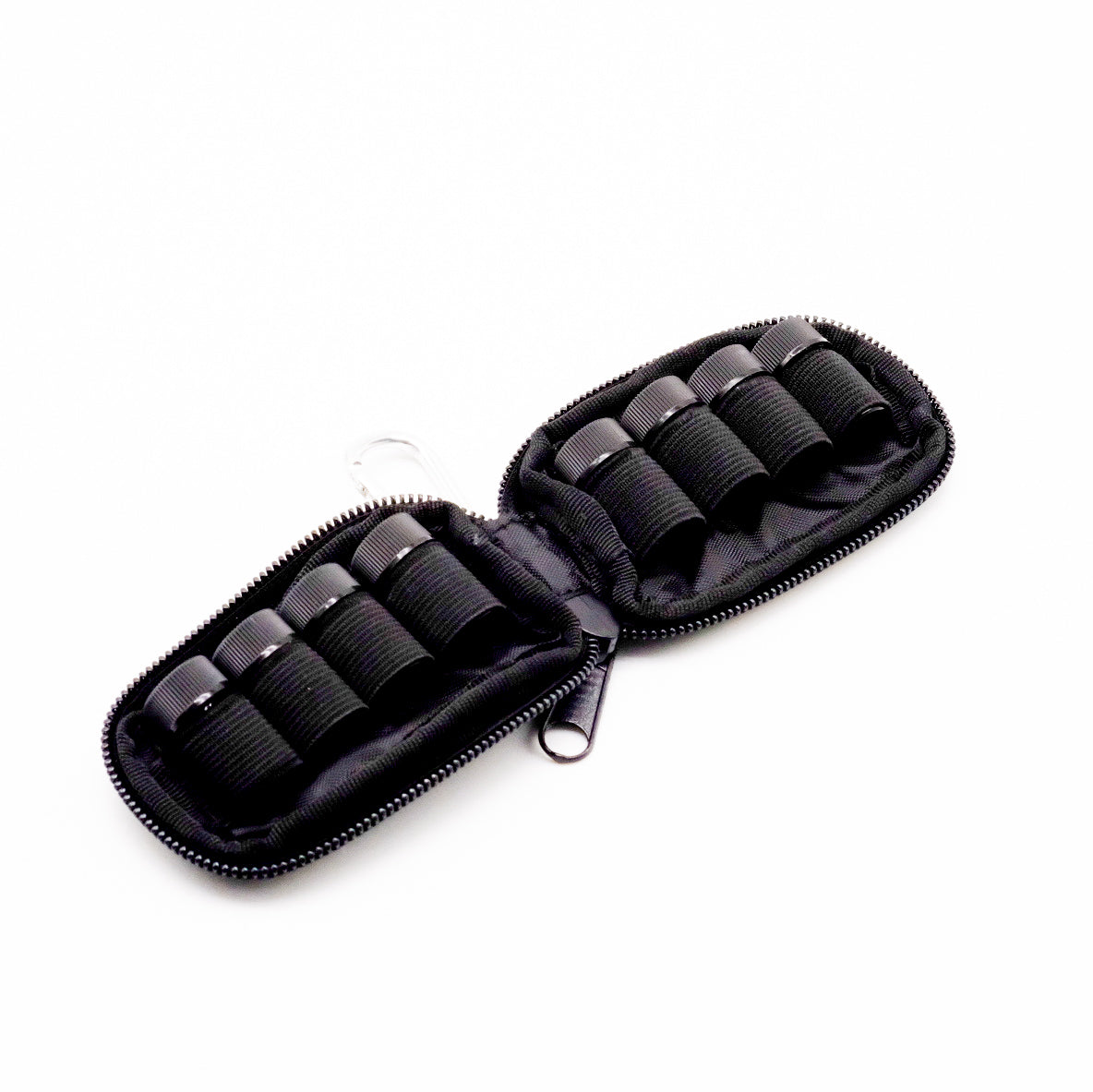 Mini étui noir doTERRA ouvert contenant 8 petits flacons maintenus par des bandes élastiques de rangement.