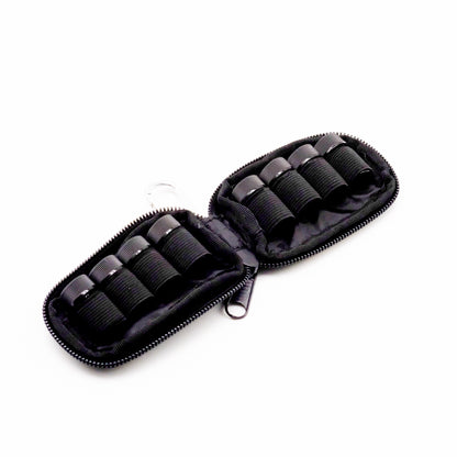 Mini étui noir doTERRA ouvert contenant 8 petits flacons maintenus par des bandes élastiques de rangement.