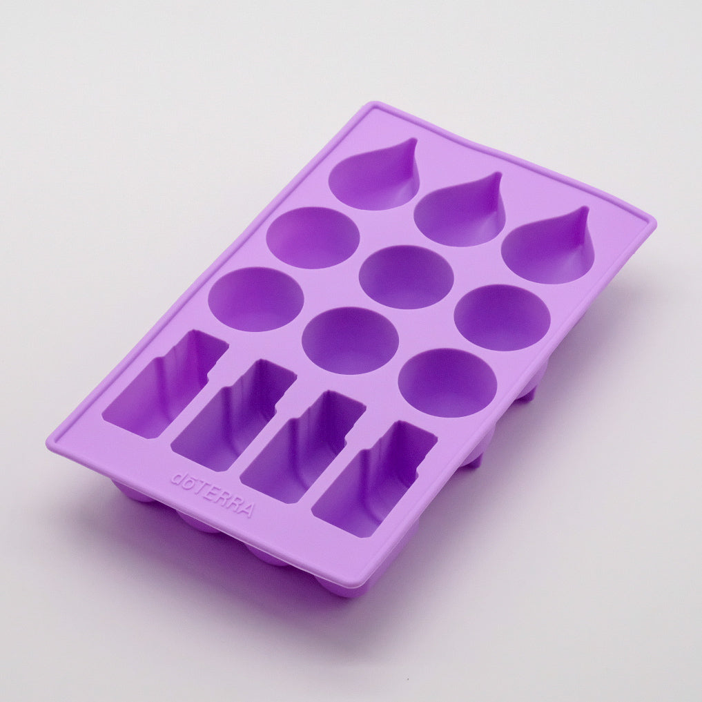 Moule en silicone violet doTERRA avec empreintes en forme de gouttes, de ronds et de flacons.