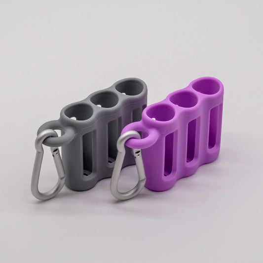 Deux porte-rouleaux à bille triples avec mousqueton, en gris et violet.