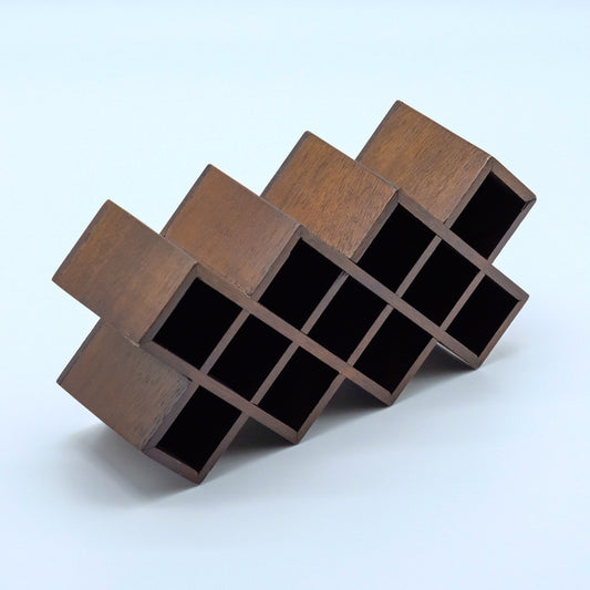 Présentoir en bois foncé, avec compartiments rectangulaires disposés en motif alvéolé, présenté sur fond clair.
