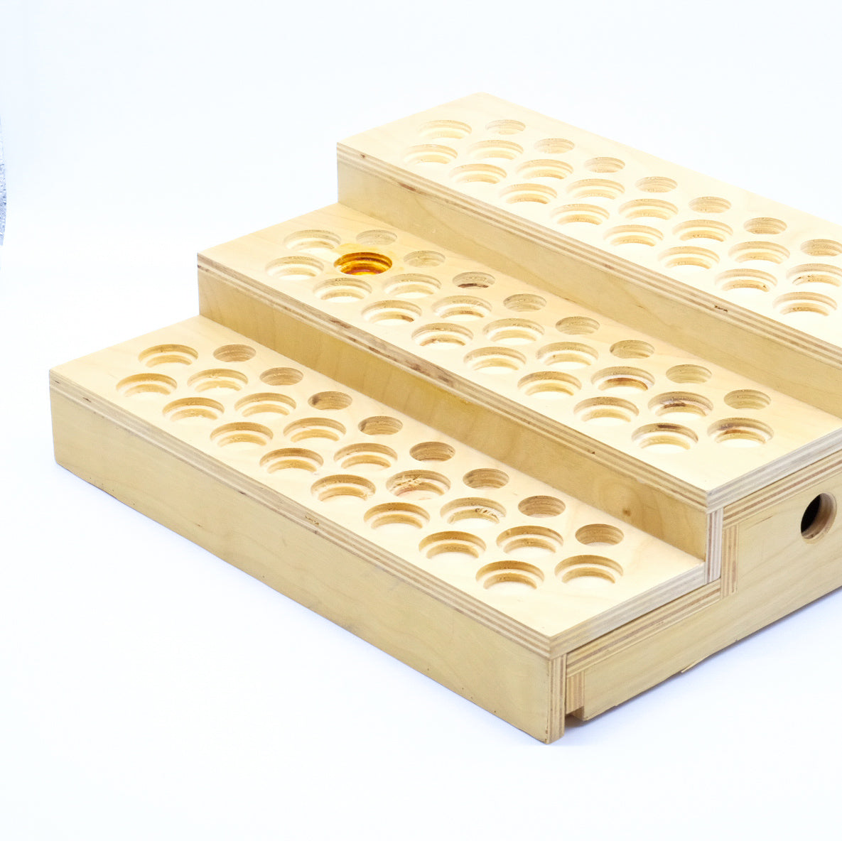 Présentoir en bois naturel à 3 paliers avec nombreux trous de rangement pour bouteilles d’huiles essentielles.