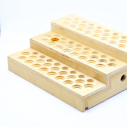 Présentoir en bois naturel à 3 paliers avec nombreux trous de rangement pour bouteilles d’huiles essentielles.