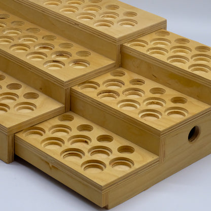 Présentoir modulaire en bois extensible à grande capacité, avec emplacements ronds pour bouteilles d’huiles essentielles.