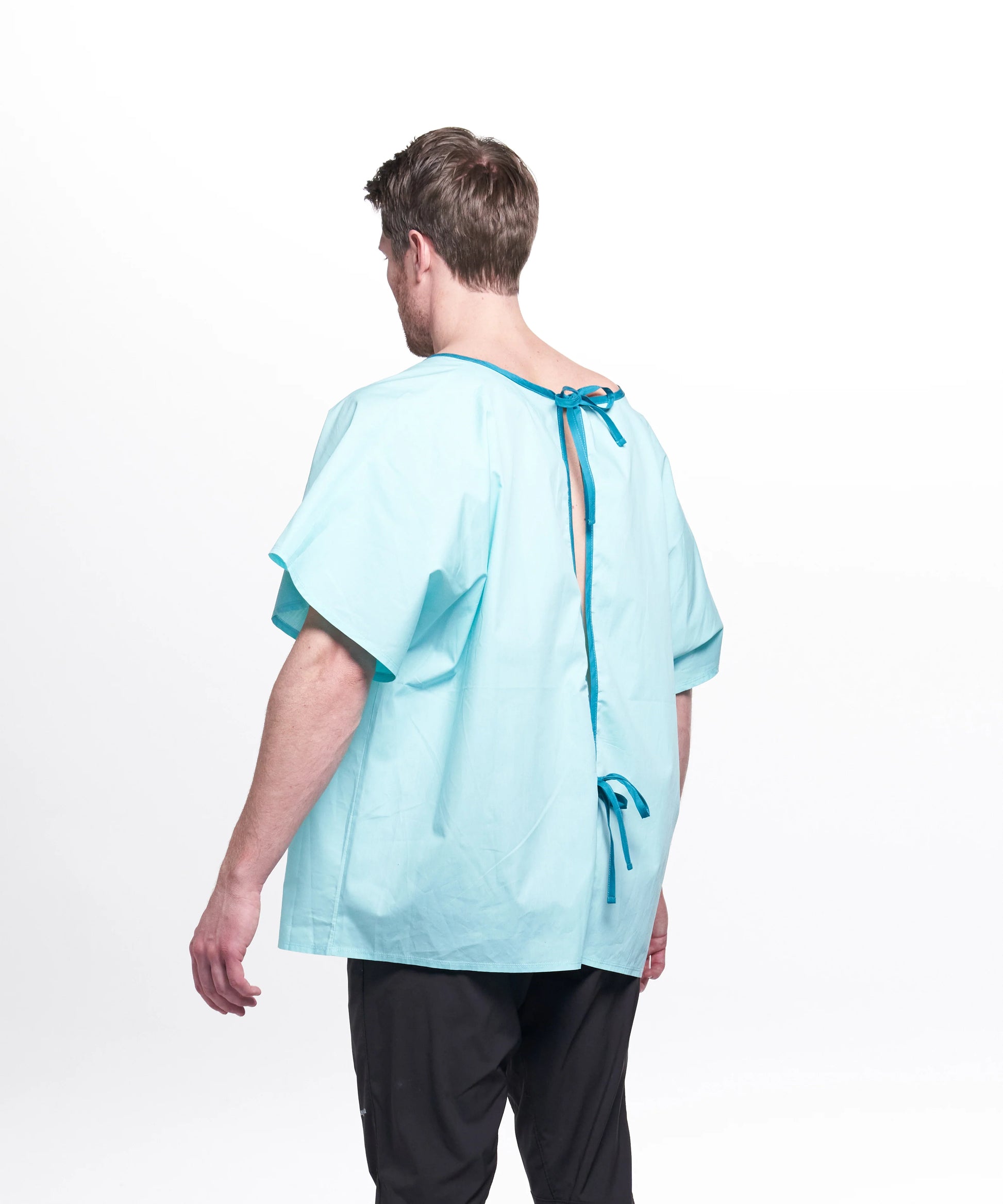 Vue arrière de la Robe Réutilisable AromaTouch, vêtement ample bleu pâle à manches courtes avec attaches dans le dos.