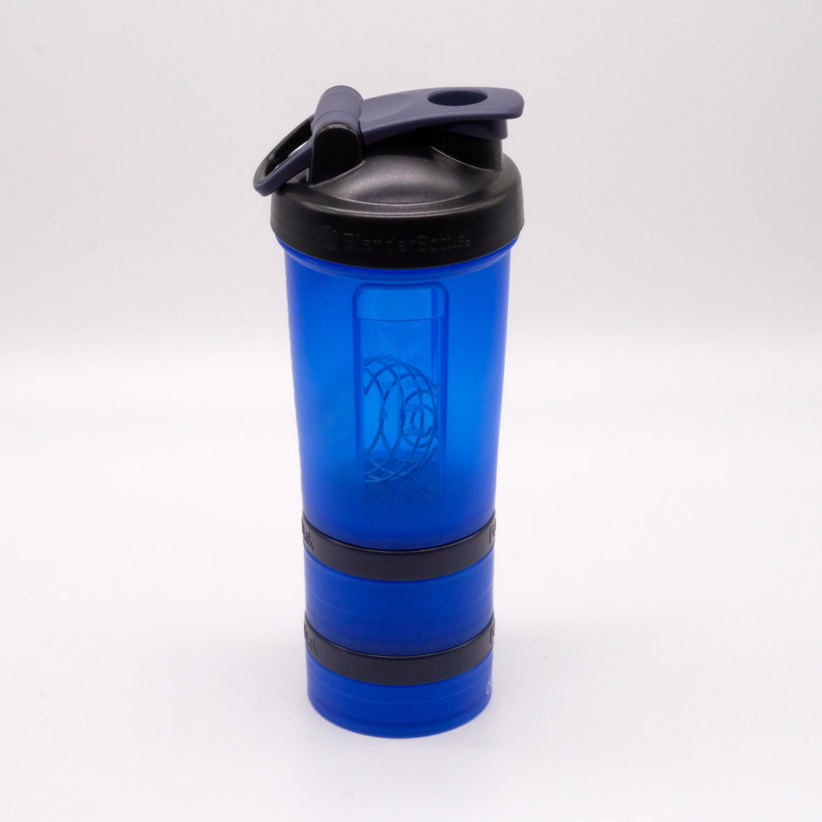 Shaker bleu doTERRA entièrement assemblé avec couvercle noir rabattable et deux compartiments vissables au bas.