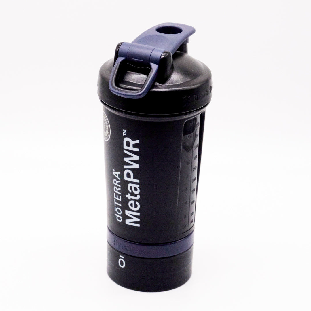 Shaker noir doTERRA MetaPWR avec couvercle rabattable, repères de mesure et compartiment vissable au bas.