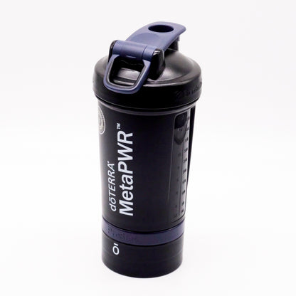Shaker noir doTERRA MetaPWR avec couvercle rabattable, repères de mesure et compartiment vissable au bas.