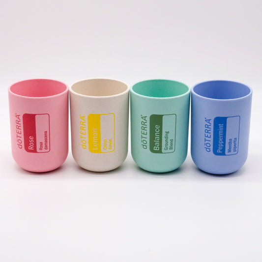 Ensemble de 4 verres colorés doTERRA identifiés Rose, Lemon, Balance et Peppermint.
