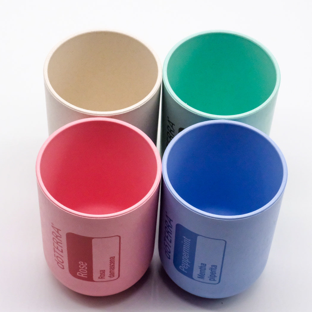 Vue du dessus de 4 verres colorés doTERRA Rose, Lemon, Balance et Peppermint, montrant l’intérieur de chaque verre.